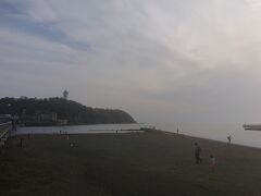 長谷駅から江ノ電に乗り、今度は江の島駅へ。ここから宿泊地に向かう予定でしたが、まだ４時だったため江の島へ。江の島駅から徒歩20分で江の島に着きます。