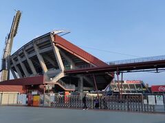 マツダスタジアムへ。巨大なスタジアム。ここで食事するところもさがします。