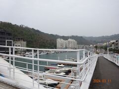 鼓山魚市場で昼食後、鼓山輪渡站（フェリーターミナル）の北側にある橋を渡った。ここから打狗英国領事館に向かう。