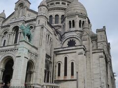 美しいサクレクール寺院

この白いドームがCDG空港からパリ市内に向かう
車窓から見えてくるとパリに来た！って実感します。
