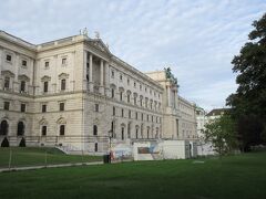 ウィーンのど真ん中、ホーフブルク宮殿の中のでもリンクに近い場所に伸びた建物がこの新王宮です。モーツアルト記念像で有名なブルクガルテンから眺めると、ローマ風の円柱などネオクラシック様式の建物の特徴を見て取ることが出来ました。