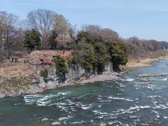 川底の岩の影響で美しい流れの玉淀河原ですね

