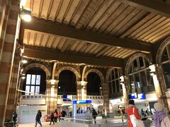 今日は朝早いですよ！8:00です。
アムステルダム駅構内の写真。

オランダの出勤する人たちに紛れて、デン・ハーグへ向います。
デン・ハーグは2つの駅があるんですよね…
Den Haag HSとDen Haag Centraal。