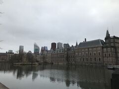 オランダの国会議事堂の裏手
表の方は工事中。
ホフ池を挟んだ風景は有名ですね。
絵になります。
