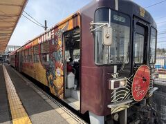 名古屋から恵那駅へJR
恵那駅で明智鉄道に乗る。
2両編成だった。食堂車と普通の車両