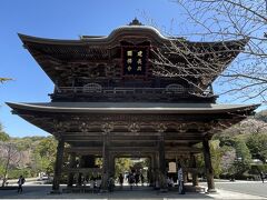 まずは建長寺(拝観料500円)へ　駅から徒歩で約15分

建長5年(1253年)､鎌倉幕府第5代執権・北条時頼によって創立された歴史あるお寺
臨済宗建長寺派の大本山

上の写真は三門　1775年再建　重要文化財