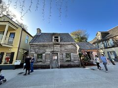 こちらは「アメリカ最古の木造小学校(Oldest Wooden Schoolhouse)」。1702年頃に建てられたと推定されてます。