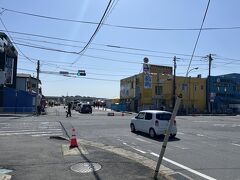 那珂湊駅下車徒歩10分位で那珂湊港おさかな市場が見えてきました。
駐車場待ちの他県ナンバーの車で道は渋滞してます
