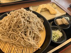 ランチは蕎麦です。
小木曽製粉所というチェーン店。丸亀製麺の蕎麦版みたいな感じでした。