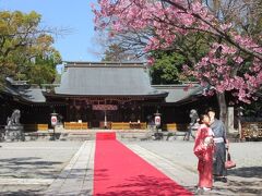 お隣には「兵庫縣姫路護國神社」があり海外の方でしょうか和服を着たカップルがポーズして記念写真を撮っていました。若いっていいですね。えぇーやきもち！