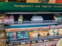 コーゼルパレーで昼食をと思っていたら、長女がうどんが食べたいドイツ料理は嫌だと言い出した。
うそでしょと思ったけど、私も胃がつらいのは事実。
米でもいいというので、REWEに行ってSUSHIを買い広場で食べることに。