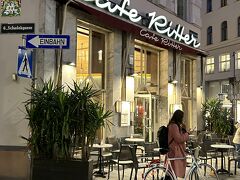 5つ目の駅（Neubaugasse）で降車
出口の目の前はCafe Ritter

