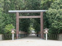 おまけのような　宮崎神宮
雨だとしっとりするそうですがまだ　降りません