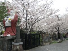 南北線・本駒込駅から歩いて5分ほど東京大学方向に進んだ、本郷通り沿いに建つ寺です。
寺の入口には高さ5mほどの布袋尊が祀られています。