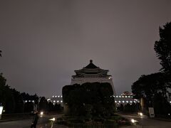 夜の中正紀念堂。