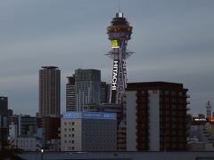 宿泊地は関空アクセスに便利な天王寺・新今宮の両駅が徒歩圏内である「東横INNあべの天王寺」。充てられた部屋からは通天閣が鮮明に見えました。