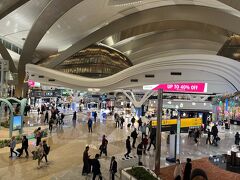 19：30 アラブ首長国連邦（ＵＡＥ）
アブダビ国際空港、到着。