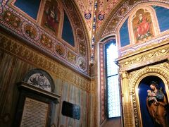 再びパルマ大聖堂の中です。
ここは側廊の礼拝堂。写真を写していない礼拝堂がいくつかあったので、それらの写真を撮ることにしました。

