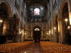 主祭壇側から見た身廊のフレスコ画。
天井も含めて至る所が不意レスコ画で埋め尽くされている。まるでローマのシスティーナ礼拝堂のよう。