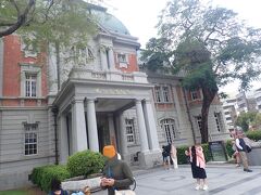お腹も満たされて・・午後の部突入。

台湾国立文学館は旧日本統治時代の台南州庁。
１９０８年に建てられたものです。
とても素敵な佇まいです。
大事に使われていることがわかります。