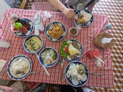 オールドマーケットにあるクメールキッチンに来ました。
旅行者御用達のお店です。

どれを食べても美味しい！
チャーハンも絶品だし、アモックも辛すぎず美味しい。
日本人の口に合います。