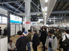 　北陸新幹線・敦賀駅のホームの床は木目調。北前船をイメージしたものだそうです。これまでの新幹線駅とは違って温もりに溢れていて、悪くないですね。