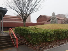 ホテルの大きな傘をお借りして、まずは石見美術館へ。
約28万枚の石州瓦に覆われた独特の外観を持つ、『グラントワ』の中にあります。
島根県立いわみ芸術劇場も併設した、文化複合施設です。