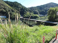 10:20　名越屋沈下橋(なごやちんかばし)（高知県吾川郡いの町）
高知県ならではの欄干がない橋で、徳島県では「潜水橋」と呼ばれています。
増水時に橋が水没することで、水の抵抗を受けにくくなるし、流木がひっかかって水の流れが悪くする欄干がありません。