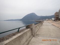 海岸沿いの遊歩道の目の前には、別府湾が広がっています。正面の小高い山は高崎山です。別の日に行く予定です。