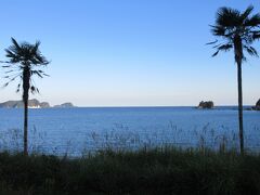 目の前は安和海岸で、駅から海までが非常に近くて、高台の駅から山と海と島を見晴らせます。
