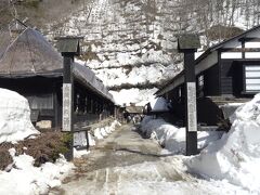 アルパこまくさで鶴の湯の送迎バスに乗り換えてどんどん山の中へと進みます。

徐々に雪深くなり、およそ20分で鶴の湯温泉に到着しました。

3月31日、まだ雪が残っているところもあります。