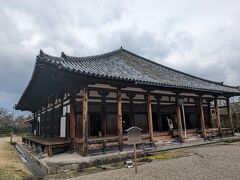 興福寺の後は、元興寺へ。
地味ですが、歴史的にはかなり長いお寺。

屋根瓦の一部は飛鳥時代に作られたものだそう。