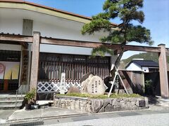 　説明板のそばの勝山郷土資料館