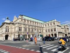 ウィーン国立歌劇
「さよならマエストロ」の冒頭、ここを主人公が走っていた。