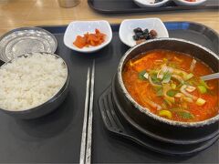 チェックイン後台湾に行く前に韓国ぽいものが食べたくて
フードコートのキムチチゲの朝ごはん。
キムチたっぷりで平凡な味で美味しかった！