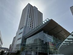 駅からでて左手に複合施設ハピリン