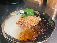 宜蘭に本店があり、台北には永康街にしかない豆花店。
麥芽糖花生桃膠豆花を注文。
麦芽糖とピーナッツの粉のザラメ具合が絶妙！
豆花は良い水使って作ってる感溢れる味でした。
パクチーもいい感じ