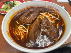 最後の晩餐は永康牛肉麺。
ホテルでバスから15分くらいで割と近めでした。
紅燒牛肉麵 小（260元）
スープまで飲み干したいくらいに美味しい。香辛料もキツくなくて
肉がゴロゴロ入っていて、硬そうに見えるのに箸でホロホロ切れて口で溶ける柔らかさ。
麺はシンプルだけど
肉が主役って感じなのでこれくらいの主張しない麺がちょうどいい感じ。
