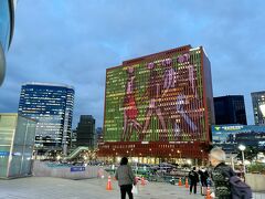 あっという間にソウル駅
ビルにプロジェクションマッピング的な

タクシーに乗ります
