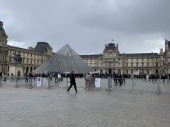 ルーブル美術館へ。

雨が降ったり止んだりの天気だったので、ガラスのピラミッドから入場はやめて