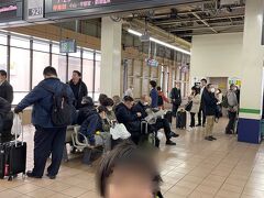 旅のスタートは大宮駅。

写真をよーく見ると、時計は9時を回っているのに掲示は6時57分のはやぶさ・こまち1号のまま。

そう、この日は大風が吹き、小山駅付近で始発前に送電異常が発生。原因は架線に引っかかった木の枝。対応に時間がかかり、復旧したのは9時過ぎ。先日、益子焼を買いに行った時もそうだったけど、東北線に乗る時はたいてい何かが起きる。相性わるいのか？(^_^;)