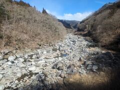  渡良瀬川に沿って進む「わたらせ渓谷鉄道」に乗車しています。