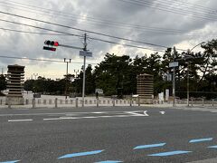 道路を渡ると広大な浜寺公園が広がっています。

現在は堺市と高石市にまたがる大阪府営公園です。
浜寺公園はいまでも、松林のほかに交通公園やバラ園、プールなどがあって賑わう公園ですが、昔は園内に料亭なんかもあって、よりいっそう賑わったそうです