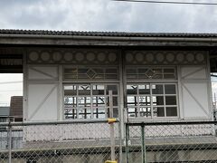 今度は駅の東側に行ってみます。

こちらは浜寺駅のホーム上にある待合室です。デザイン、色は駅舎と同様ですね