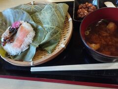 白川茶屋で朴葉寿司定食と鮎の炊き込みご飯を食べました