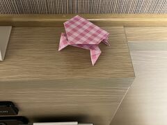 今日の泊まりはルートイン大阪高石です。

折り紙のカエル？がお出迎え。

ルートインは大浴場あり、朝食もおいしい、場所も駅近、など、
使い勝手のよいホテルです。

