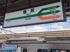 １時間50分ほどの乗車で塩尻駅に到着しました。
乗ってきた電車はこの駅で約14分停車するのですが、中央東線からの普通電車が松本まで先着なので乗り換えました。
塩尻  11:57⇒松本  12:14
