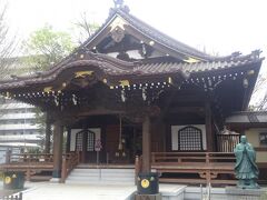 開運殿（鬼子母神を祀ります。龍や鳳凰の彫刻が印象的です。）右に日蓮上人像