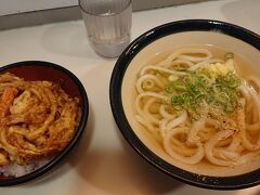 博多風のうどんでファンが多かったがこれが最後だ。

名物のかしわ飯の提供は無かったので野菜かき揚天丼と共に。