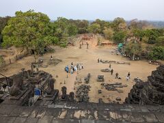 最後の目的地です。
山の上の寺院からサンセットを見るというもの

暑さで体力の限界だったので、最後の最後で山登りのあるツアーを選んだのを軽く後悔する...
